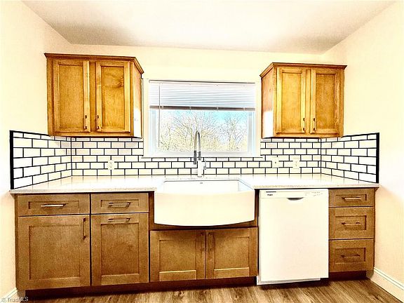 4th image of 325 Courtland Ter