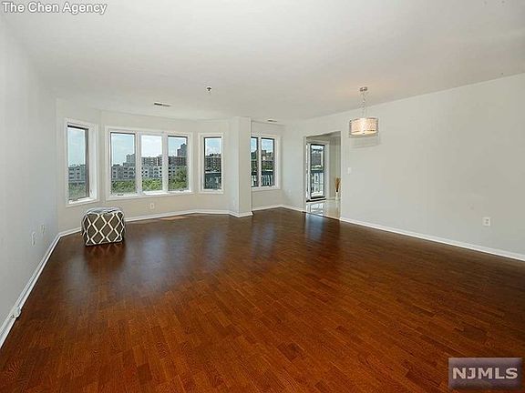 5th image of 510 Stockton Ct