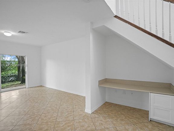 4th image of 501 Talia Cir