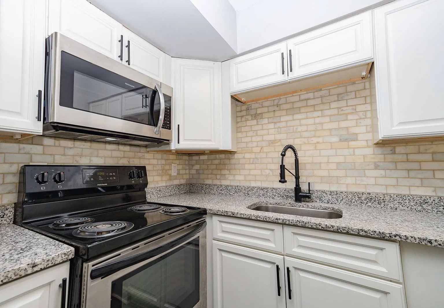 1 bed, 1.0 bath, 750 sqft, $950 — Photo 2
