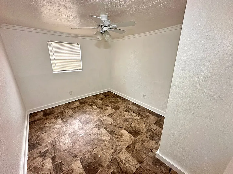 2401 Franklin St — Photo 6