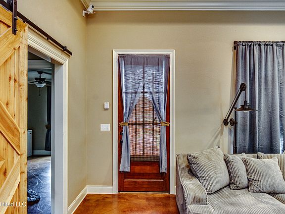 3rd image of 127 Woodridge Dr