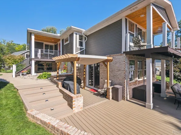 1983 Ridge Rd, White Lake, MI 48383