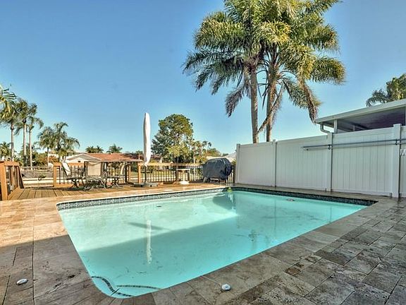 4th image of 8769 Bay Pointe Dr