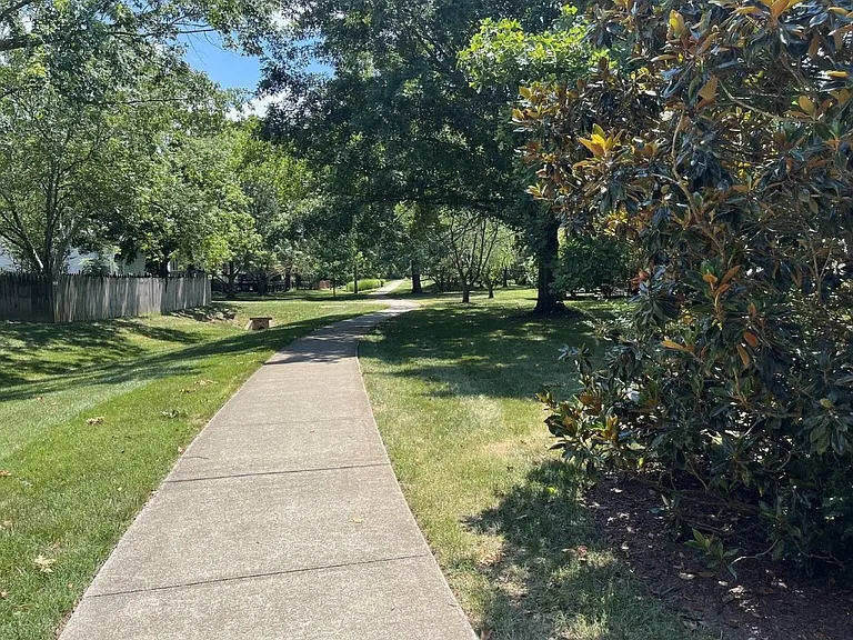 304 Montrose Ct — Photo 8