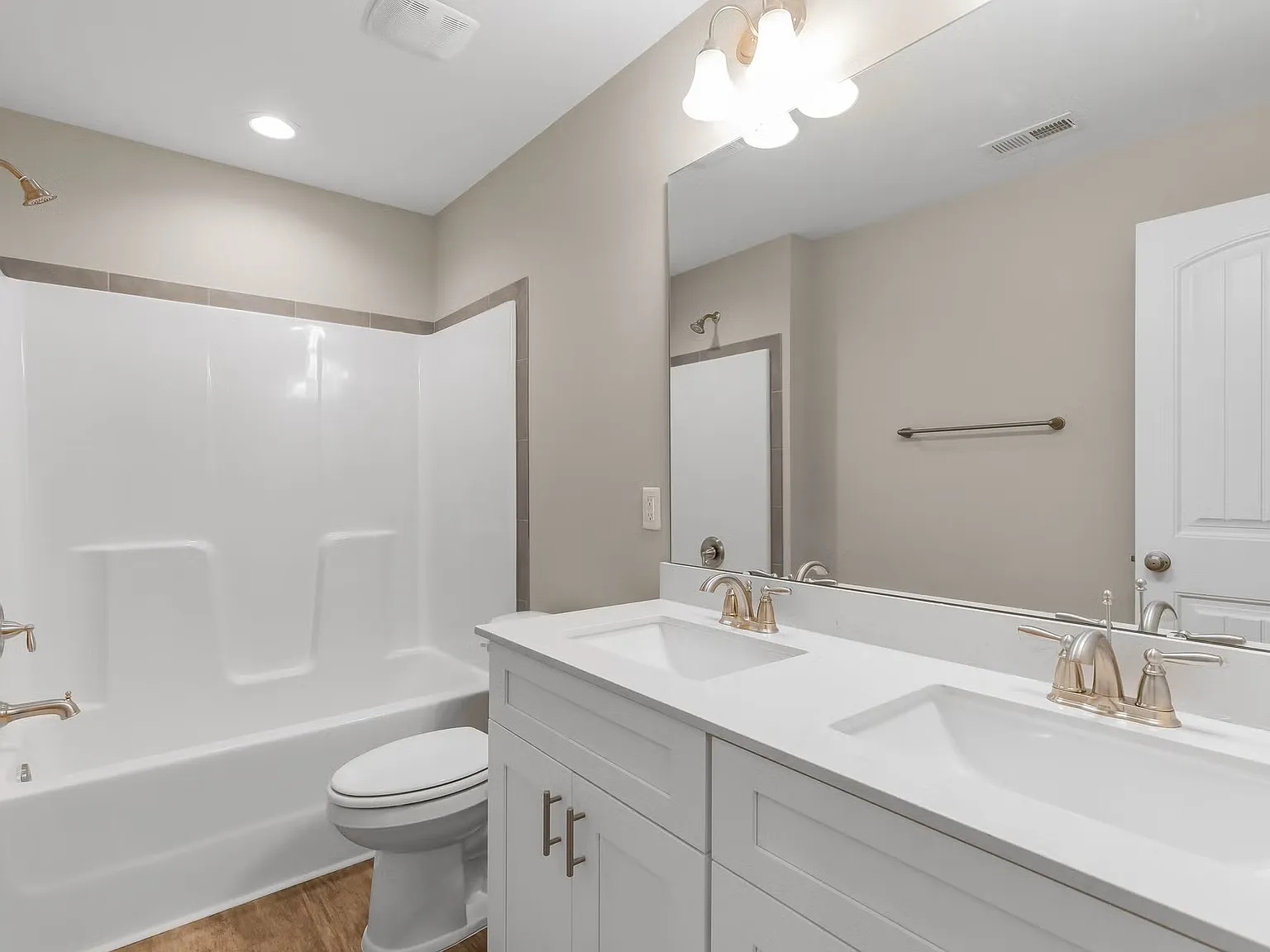 4 bed, 2.5 bath, 2232 sqft, $2,200 — Photo 4