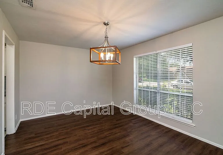 2726 Starcrest Ln — Photo 11