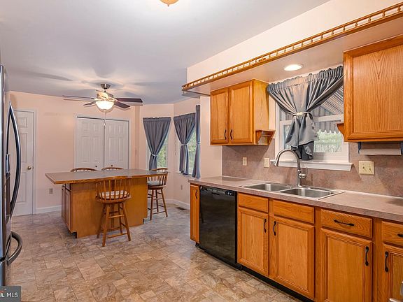 2nd image of 76 Hope Cir