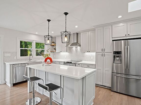 3rd image of 6819 Murray Ln