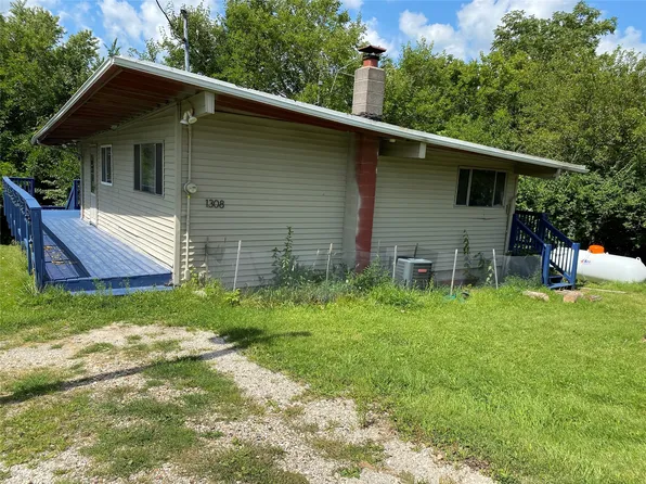 1308 Holiday Ln, Brooklyn, IA 52211
