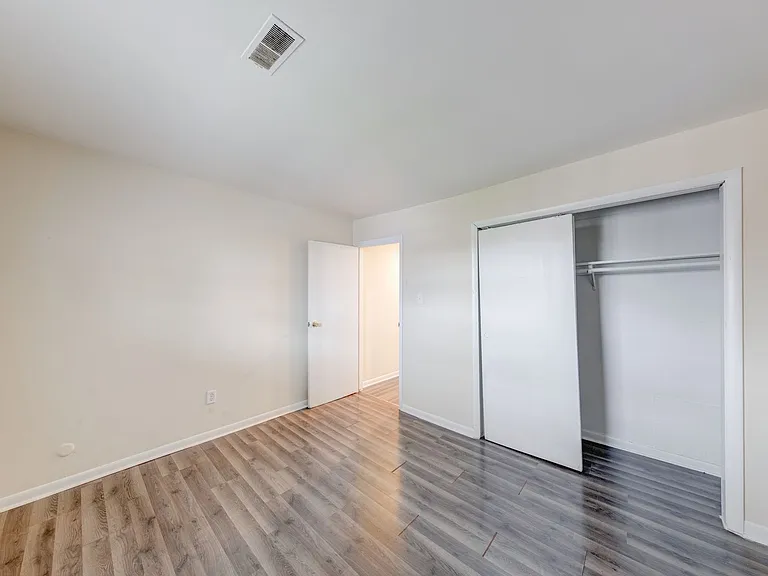 Lawrence Glen Apartments — Photo 59