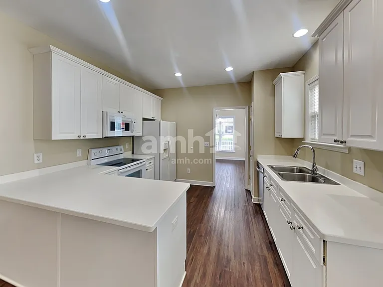 1725 Woodland Pointe Dr — Photo 3