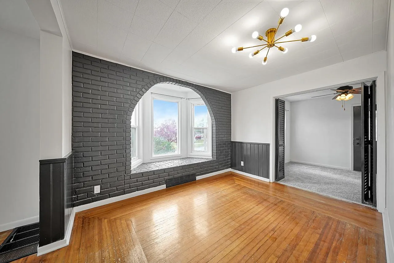 6 bed, 2677 sqft, $2,499 — Photo 1