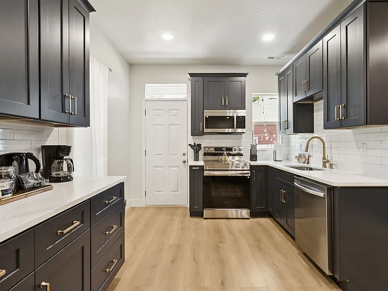 373 E 800 S — Photo 16