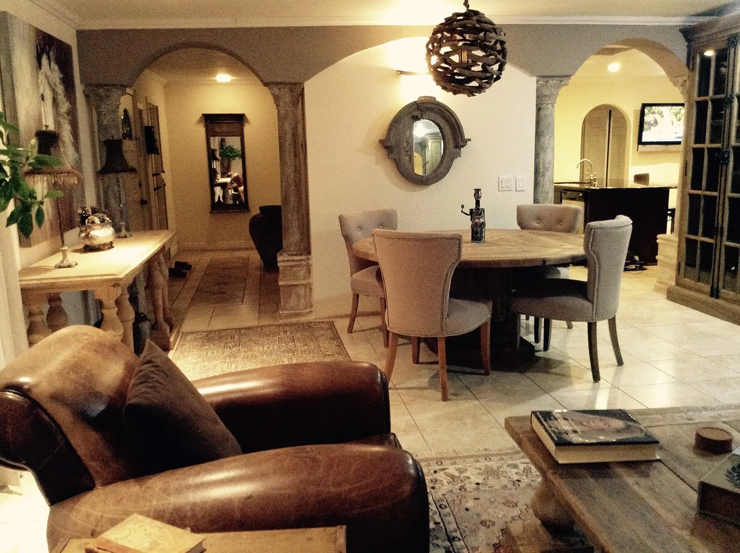 lovely Mediterranean style home Central location. — Photo 4