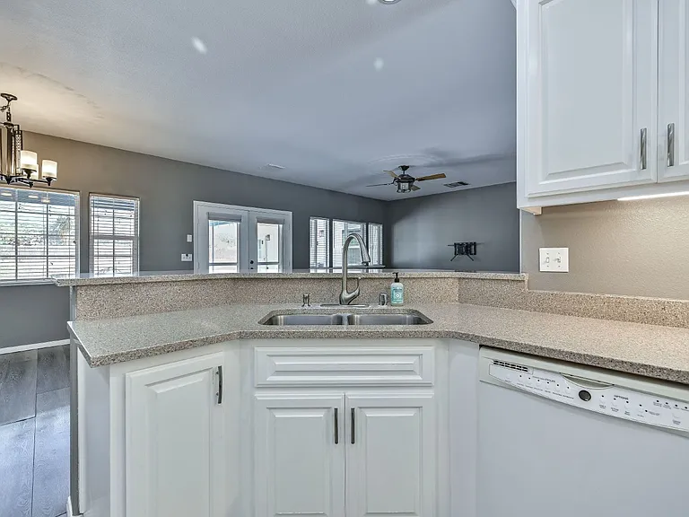 317 W Shamrock Ave — Photo 17