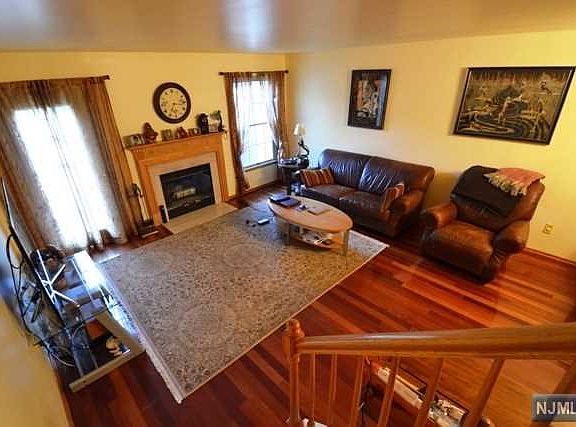 4th image of 632 Fairfax Dr