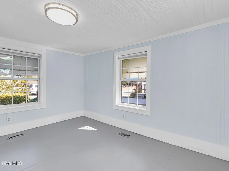 2107 Bay St — Photo 11