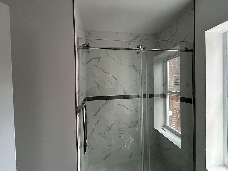 Tiled shower in Bathroom
