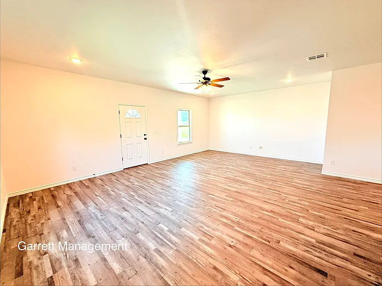 828 Elijah Ln — Photo 4