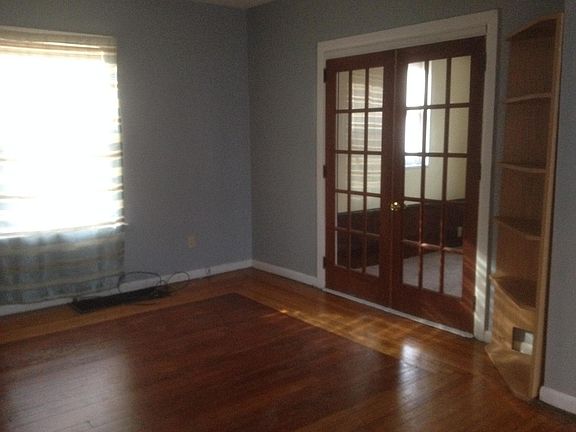 2nd image of 429 Oakland Dr