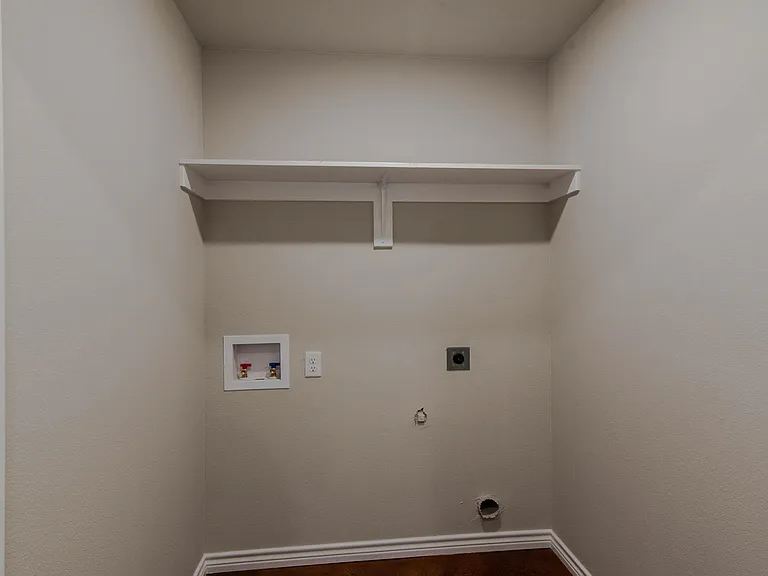 808 E 12th St — Photo 10