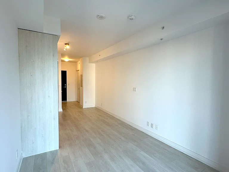 75 James St S #908 — Photo 6
