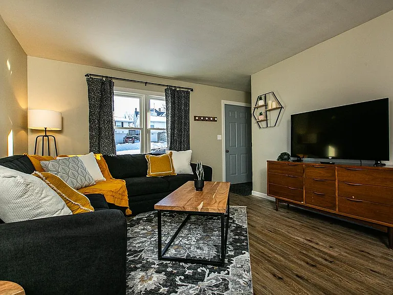 545 Cooper Pl — Photo 2