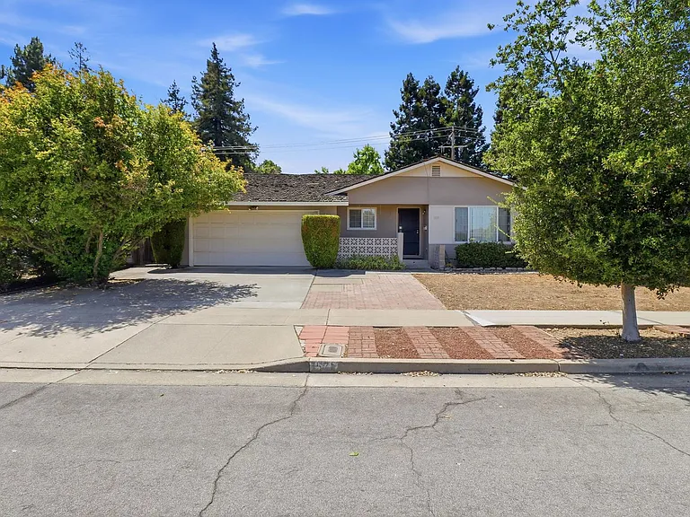 1571 Finch Way — Photo 1