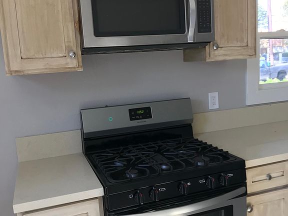 3rd image of 423 S Flower St #B