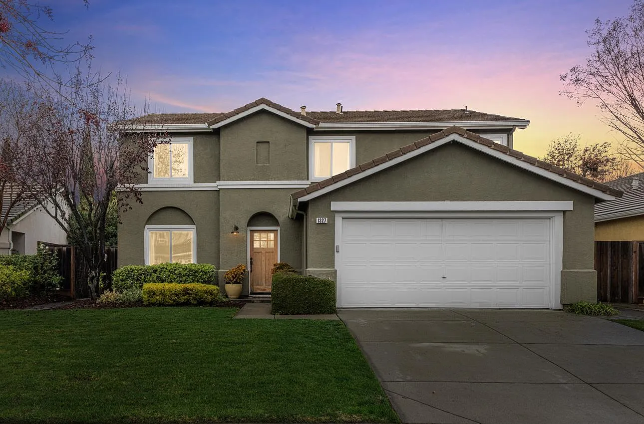 1327 Briarberry Ln photo 1