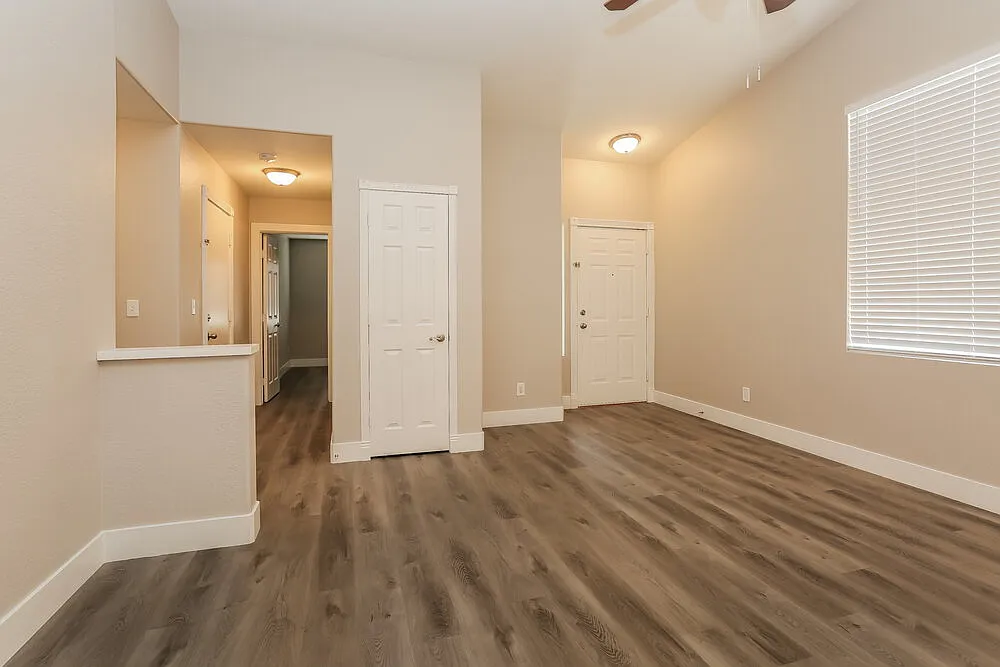 3 bed, 2.0 bath, 1250 sqft, $2,165 — Photo 4