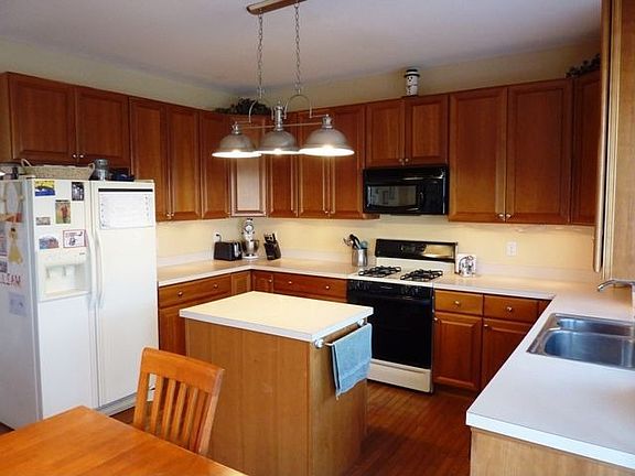 2nd image of 215 Horseshoe Dr