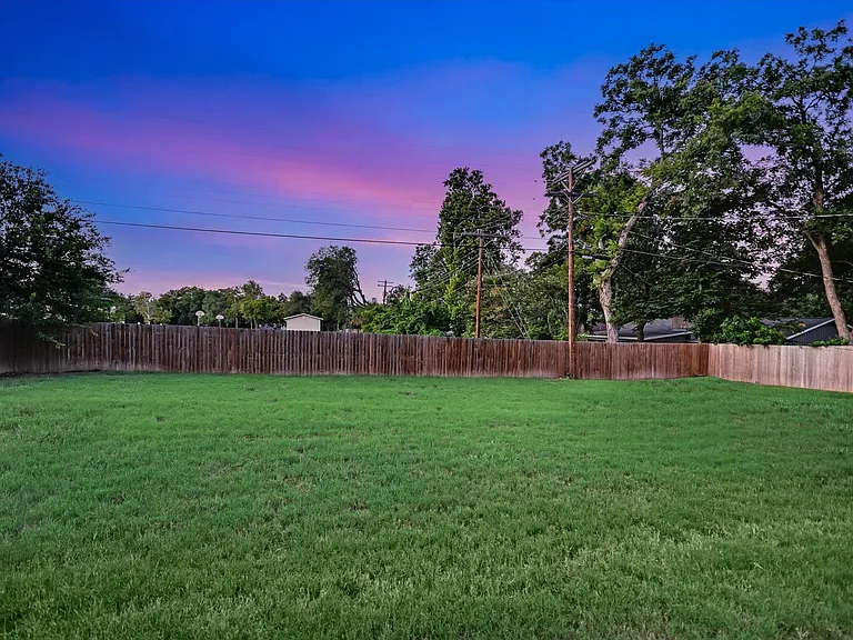 1006 Hollybluff St — Photo 25
