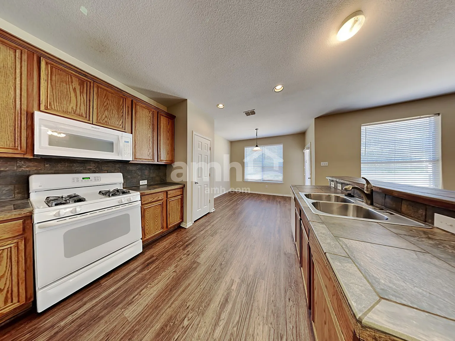 5 bed, 3.0 bath, 2820 sqft, $3,005 — Photo 3