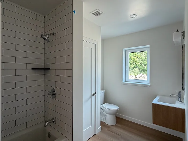 Full bath shared by the two downstairs bedrooms.