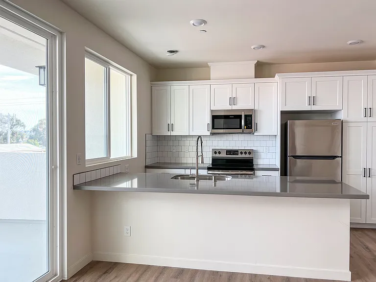 310 N Palm Ave #203 — Photo 2