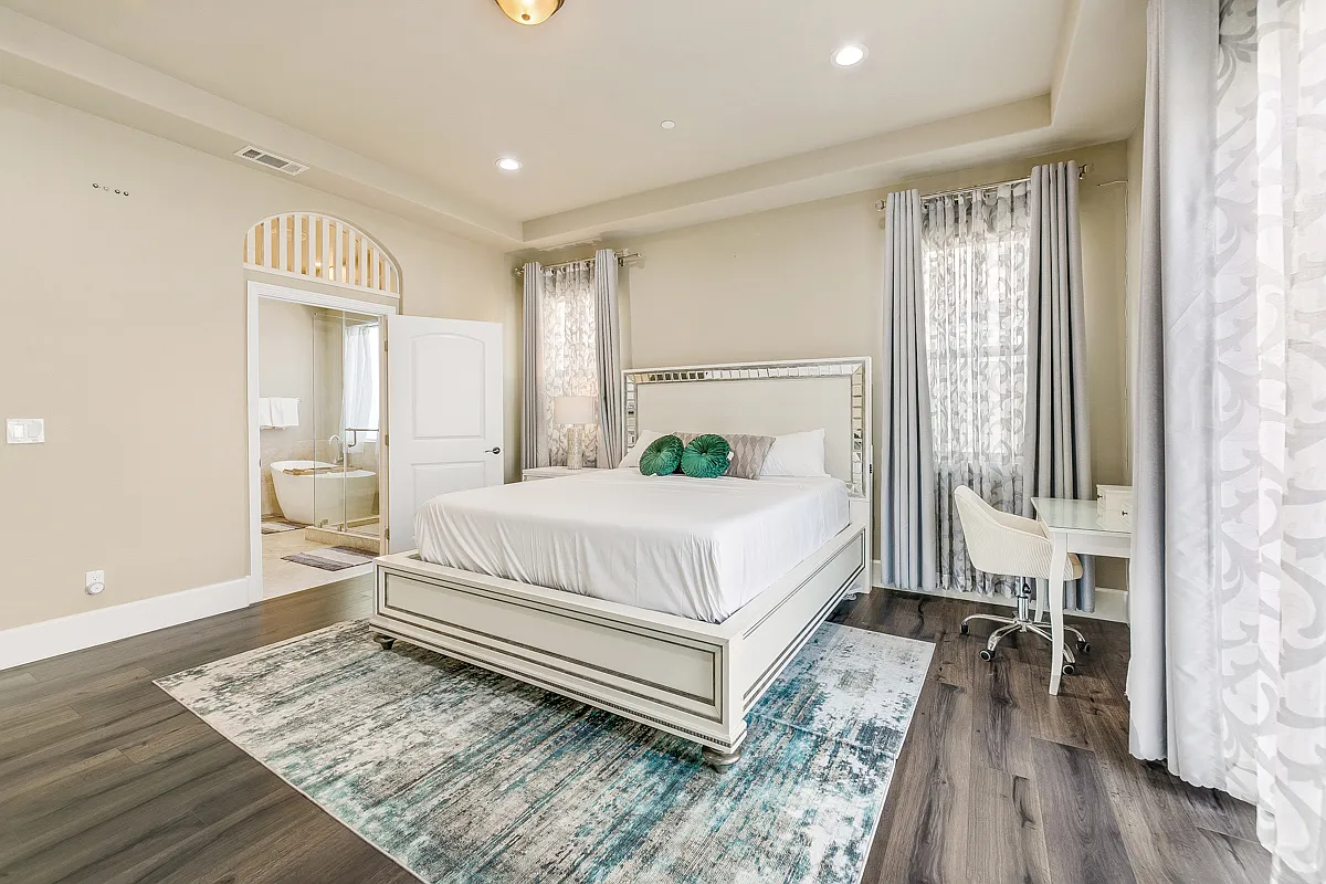 4 bed, 4000 sqft, $11,000 — Photo 3