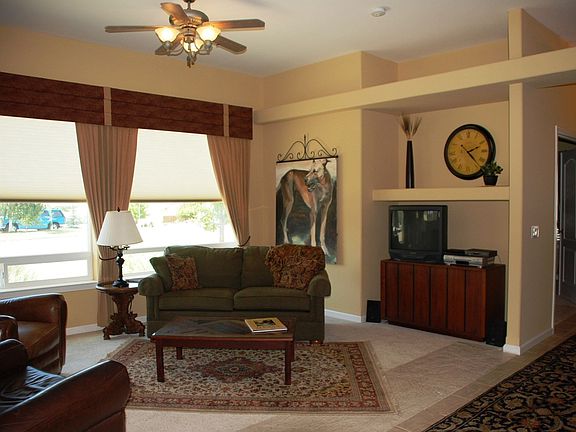 Great Room w/ Built in Entertainment Center