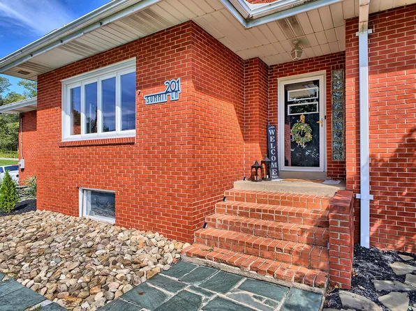 201 Summit Ln, New Alexandria, PA 15670