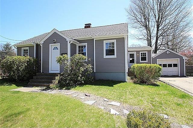 Charming cape just a short walk to the duck pond and Milford center.