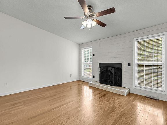 4th image of 100 Trescott Ct