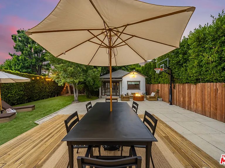 6537 Moore Dr — Photo 32