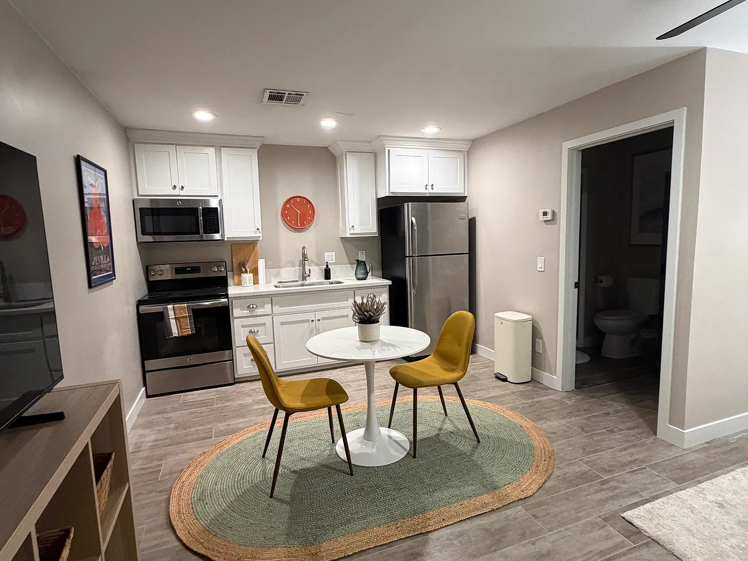Studio, 400 sqft, $1,800 — Photo 1