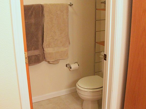 Mstr.bath (shower not seen)