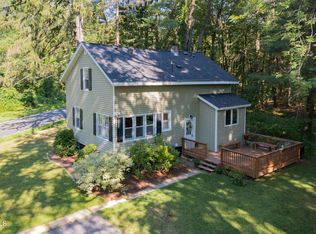872 Saint Davids Ln, Niskayuna, NY 12309