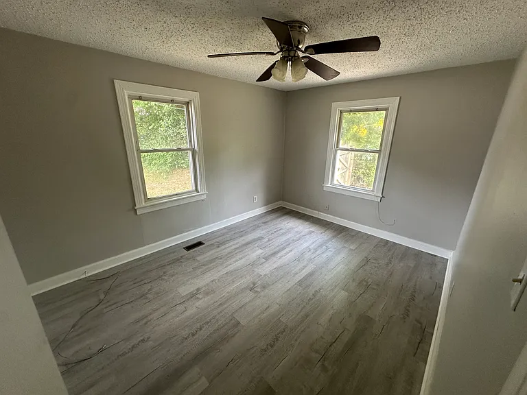 2401 Acorn St — Photo 9