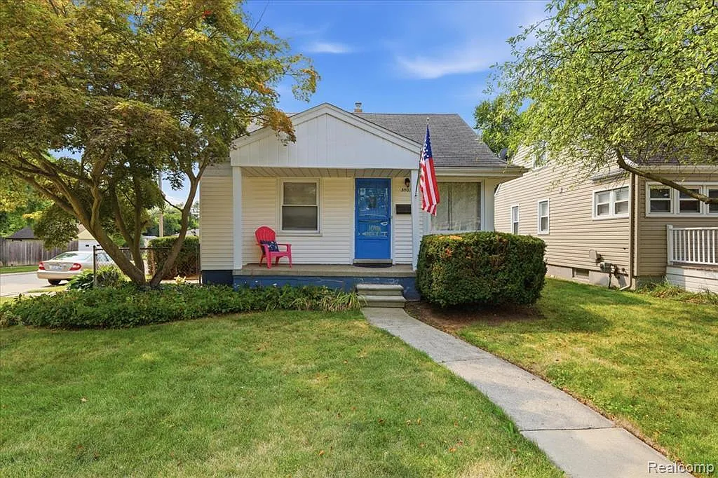 3 bed, 1.0 bath, 906 sqft, $1,950 — Photo 2