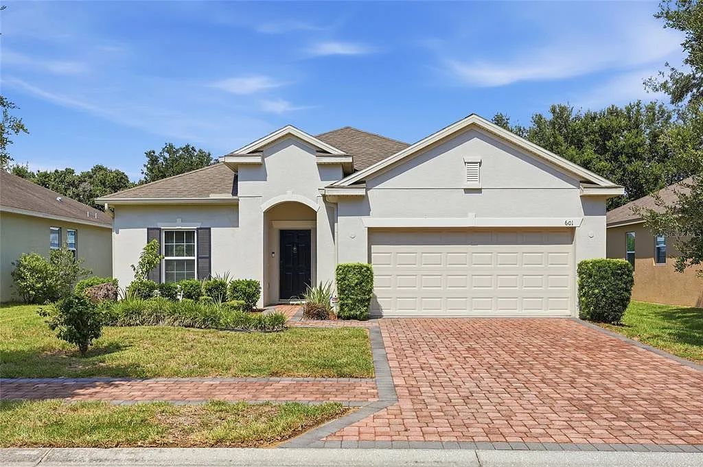 3 bed, 2.0 bath, 1692 sqft, $2,300 — Photo 1