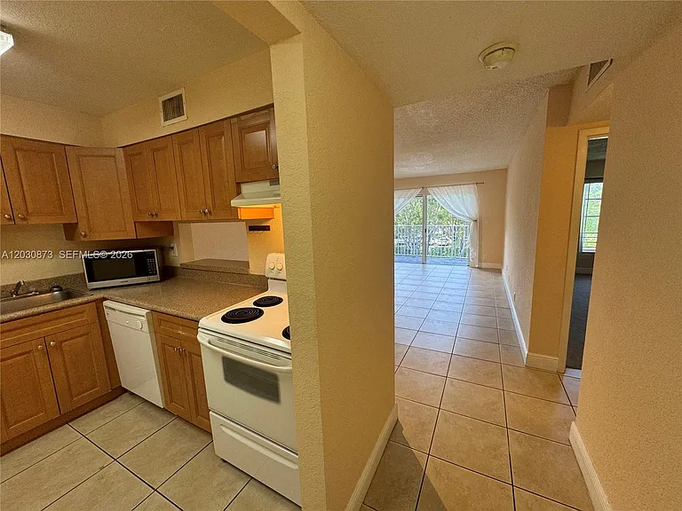5201 Geneva Way #308 — Photo 2
